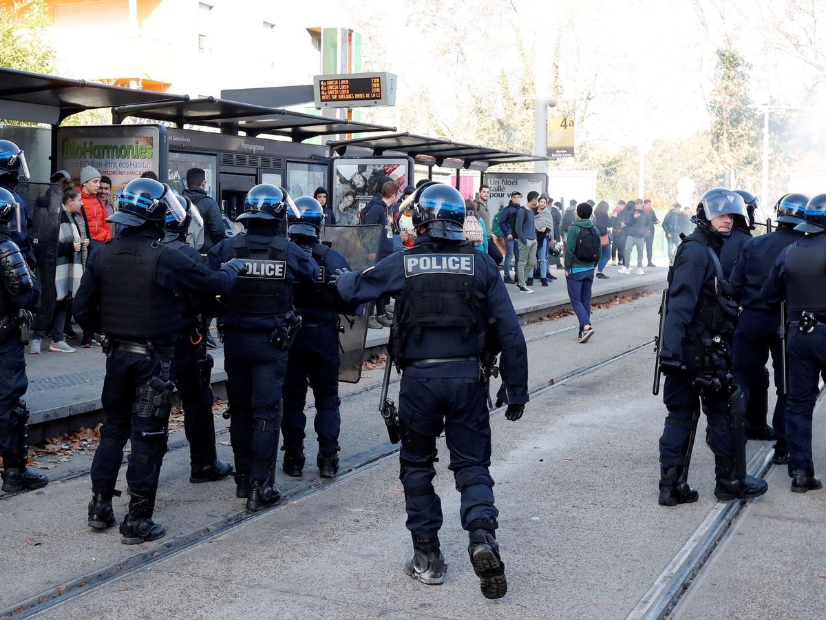 Foto: Un grupo de agentes de Policía en Montpellier. (EFE/Guillaume Horcajuelo)