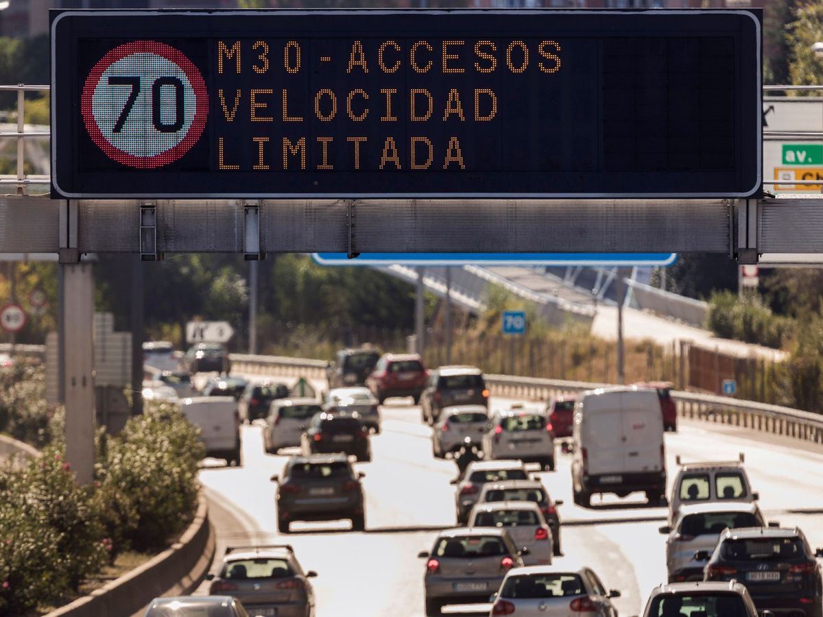 Foto: Vehículos en Madrid durante un episodio de alta contaminación. (EFE/Chema Moya)