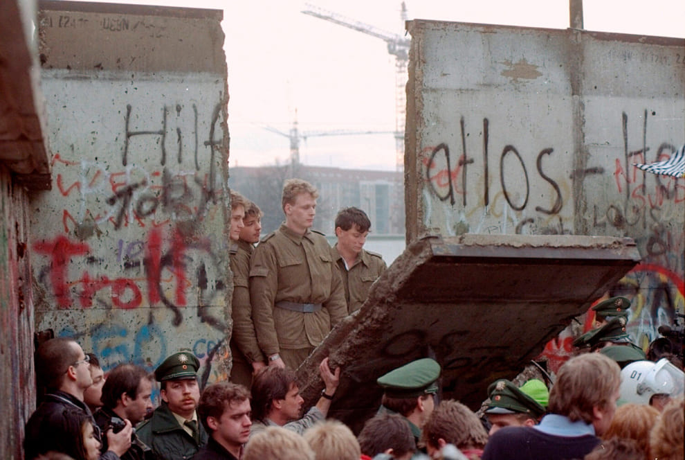 Guardias del Berlín Oriental a través de un hueco en el muro. Puerta de Brandenburgo, Berlin, 1989
© AP Photo/Lionel Cironneau