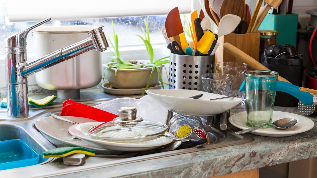 Por qué nunca deberías dejar los platos en el fregadero durante horas