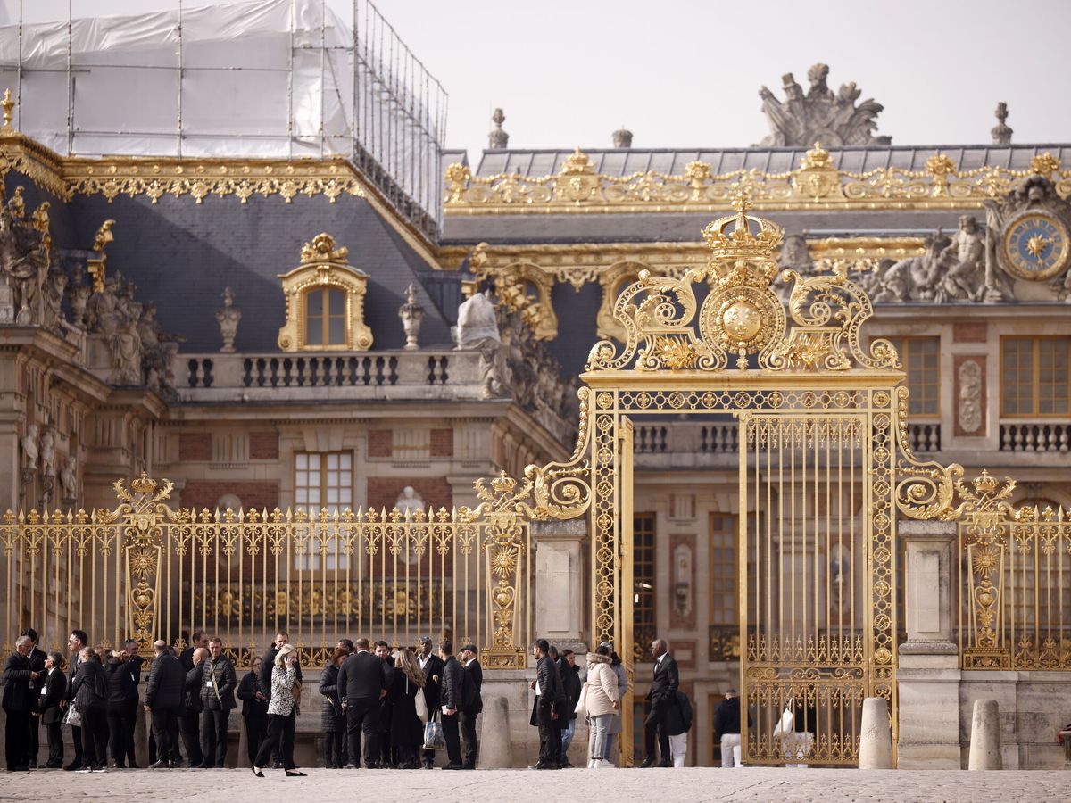 Foto: Turistas a la puerta del Palacio de Versalles tras se evacuados. (EFE)Yoan Valat)