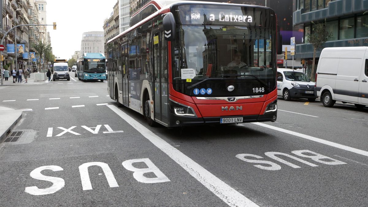 Barcelona lanza un vehículo pionero para sancionar infracciones en carriles bus