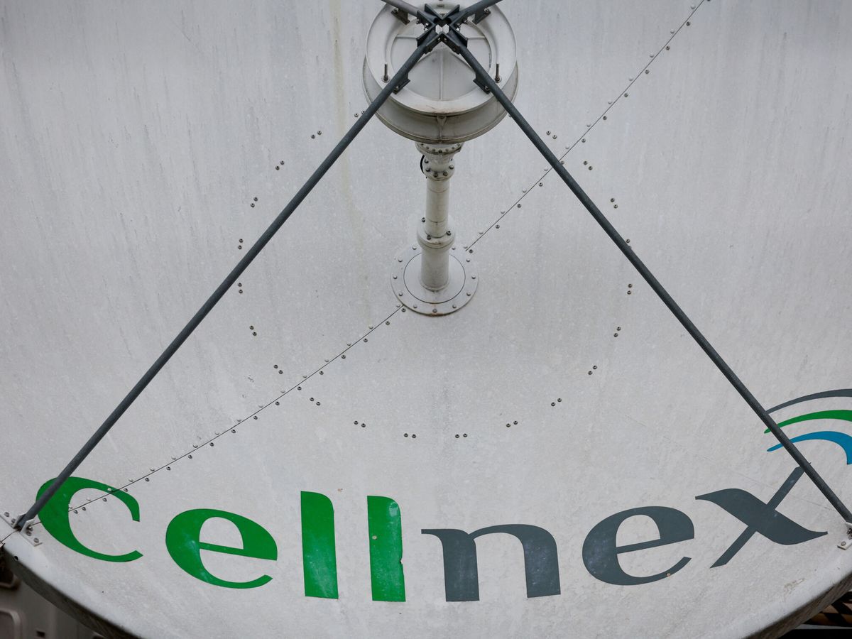 Foto: Logo de Cellnex en una de sus antenas. (Reuters/Susana Vera)