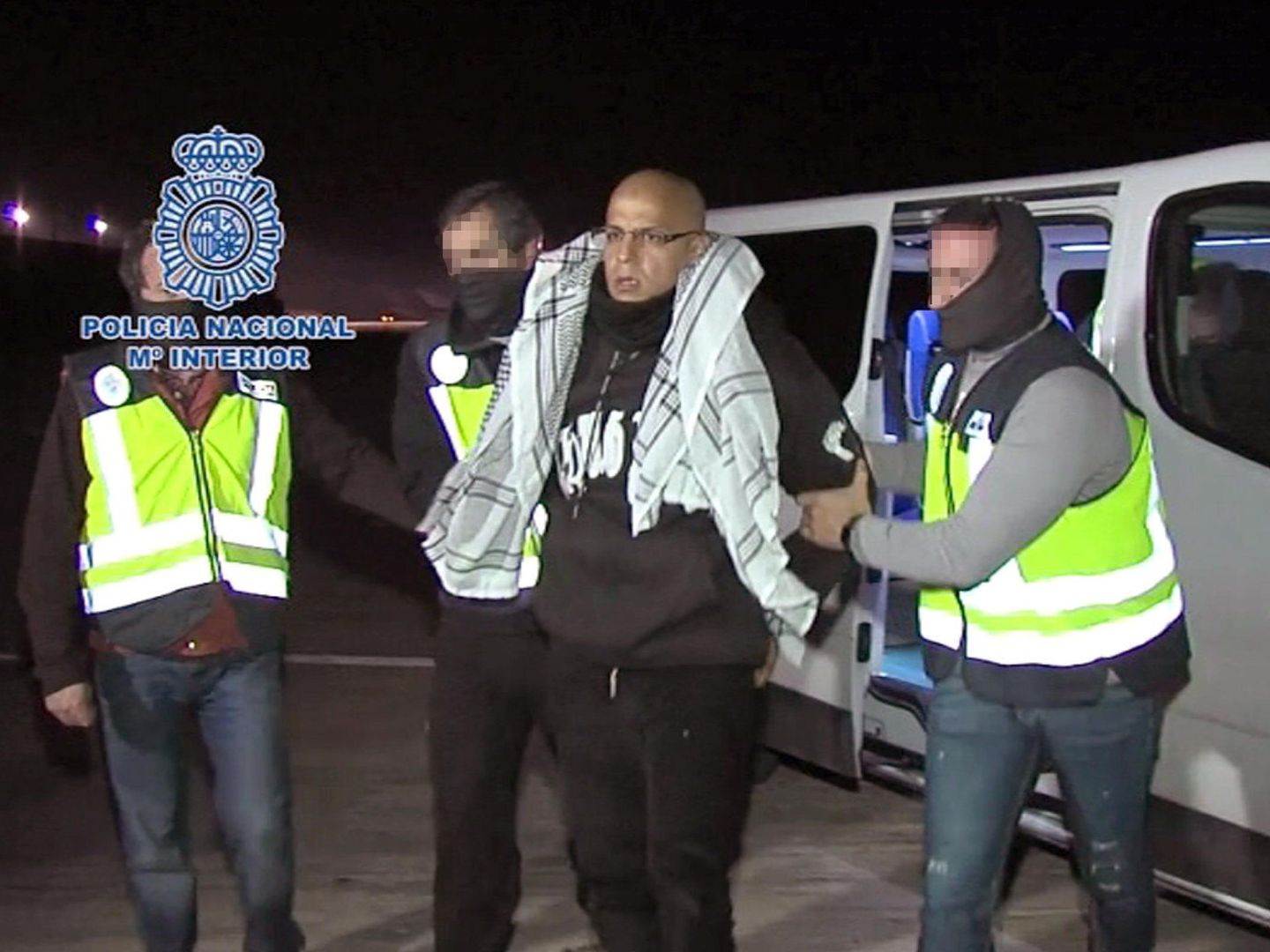 Rafá Zouhier, condenado a 10 años de cárcel por suministrar los explosivos de los atentados del 11M, conducido a un avión para su traslado a Tánger (Marruecos) tras ser expulsado de España (Interior)